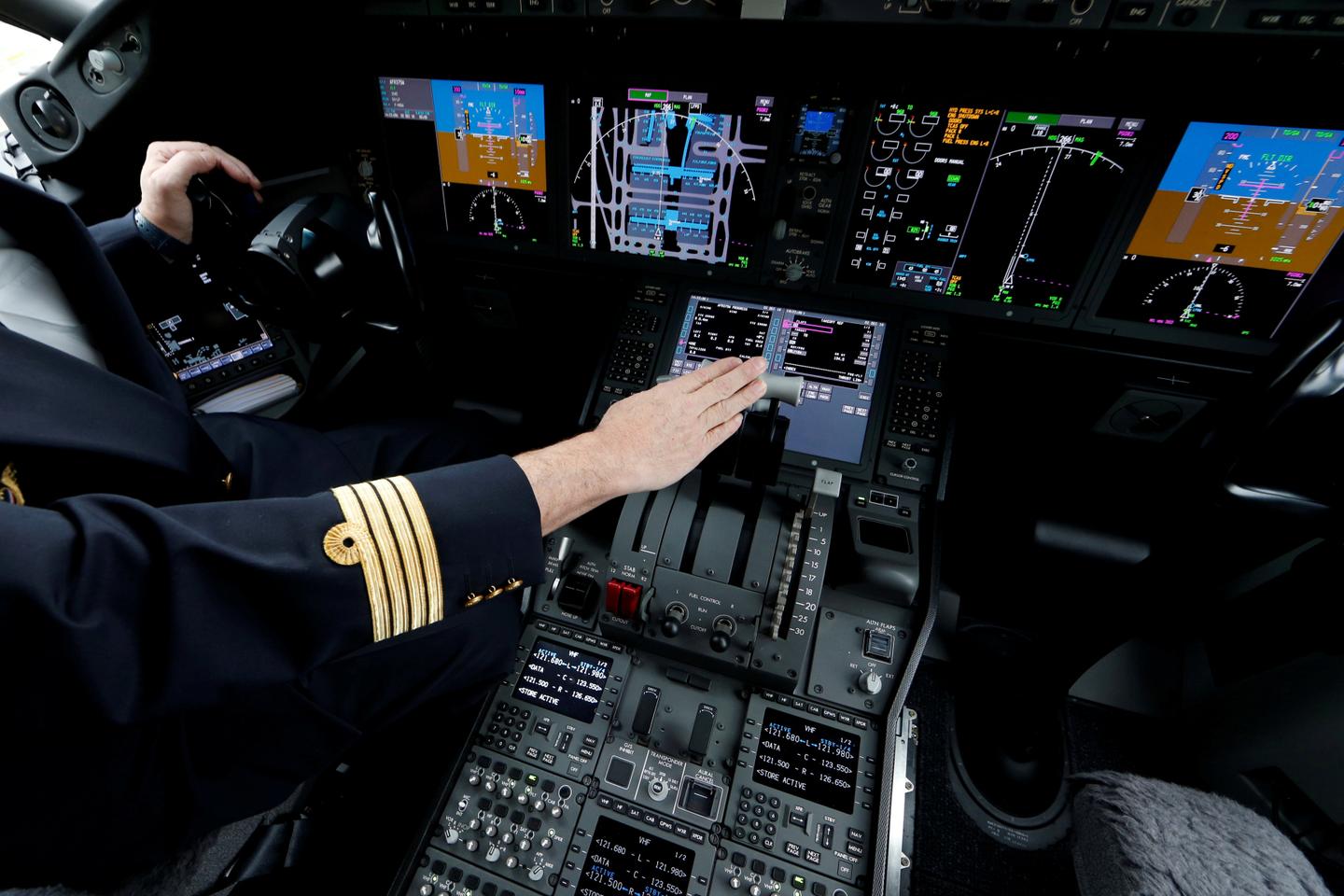 Een Amerikaanse toezichthouder heeft opdracht gegeven tot inspecties van pilotenstoelen in honderden Boeing 787-vliegtuigen