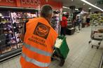 PHILIPPE WOJAZER / REUTERS Un bénévole des banques alimentaires récolte des dons dans un supermarché de L’Haÿ-les-Roses (Val-de-Marne), en mai 2015.
