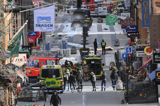 La rue Drottninggatan, à Stockholm, juste après l’attaque au camion-bélier, le 7 avril 2017.