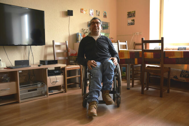 En fauteuil depuis sa naissance, Jean-Pierre Chambon a emménagé en 2011 dans un appartement entièrement adapté à sa situation de handicap, dans le centre-ville de Nantes.