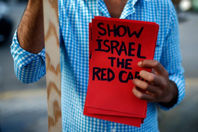 Un militant propalestinien montre un « carton rouge à Israël » lors d’une manifestation pour faire annuler le match contre l’Argentine.
