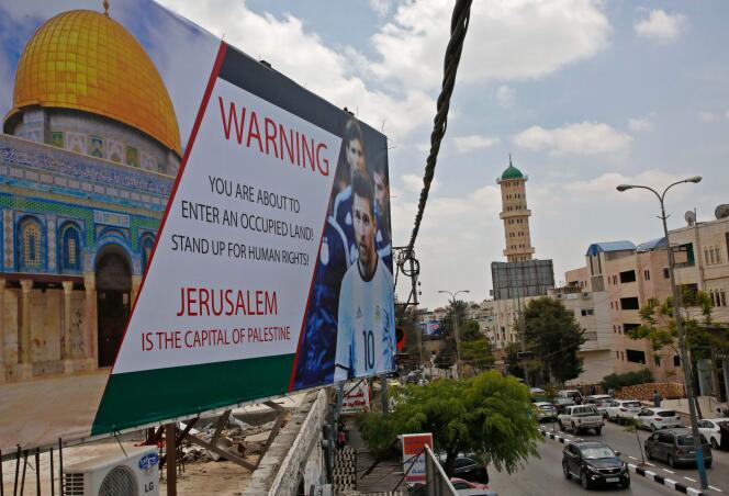 A Hébron, en Cisjordanie, une affiche protestant contre la tenue du match entre Israël et l’Argentine, le 6 juin.