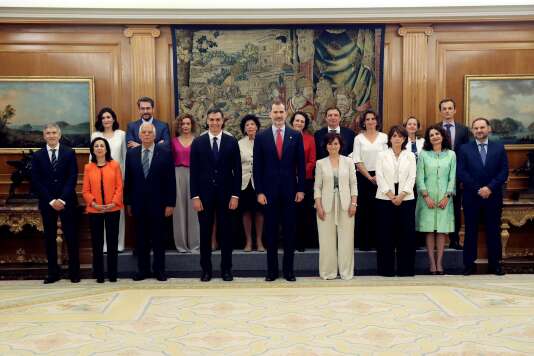 Le roi espagnol Felipe VI entouré du nouveau gouvernement formé par le premier ministre, Pedro Sanchez, à Madrid le 7 juin.