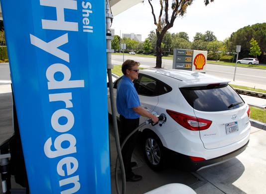 Le propriÃ©taire dâ€™une Hyundai Tucson fait le plein dâ€™hydrogÃ¨ne Ã  Newport Beach, Californie, en juinâ€Š2014.