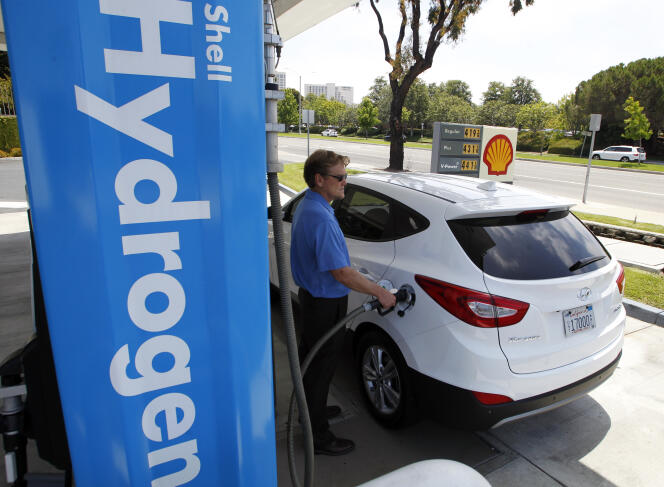 Le propriétaire d’une Hyundai Tucson fait le plein d’hydrogène à Newport Beach, Californie, en juin 2014.