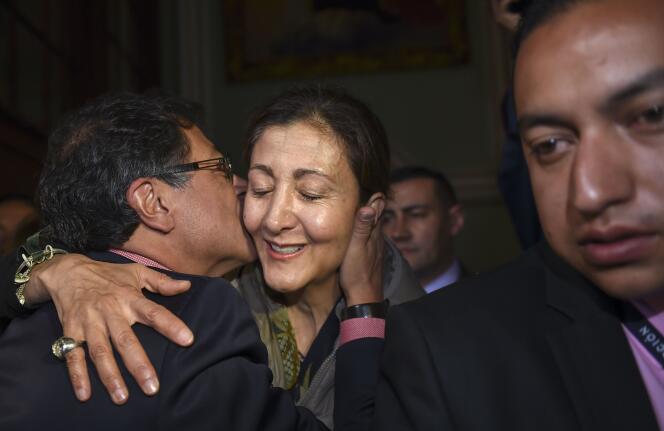 Le candidat de la gauche à la présidentielle colombienne, Gustavo Petro, embrasse l’ex-otage des FARC Ingrid Betancourt le 17 juin, à Bogota.