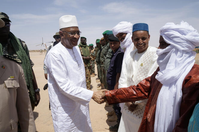 Le premier ministre malien, Soumeylou Boubèye Maïga, en visite à Menaka, dans le nord-est du pays, le 9 mai 2018.