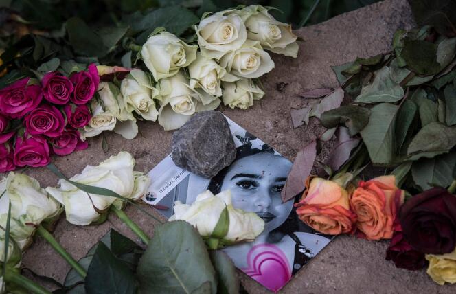 Une photo de Susanna F. parmi des fleurs déposées en son hommage sur le lieu du crime, à Wiesbaden (Allemagne), le 8 juin.