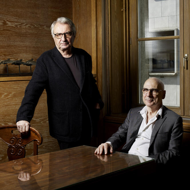 Jean-François Peyret (à gauche) et Alain Prochiantz, au Collège de France, à Paris, le 7 juin.