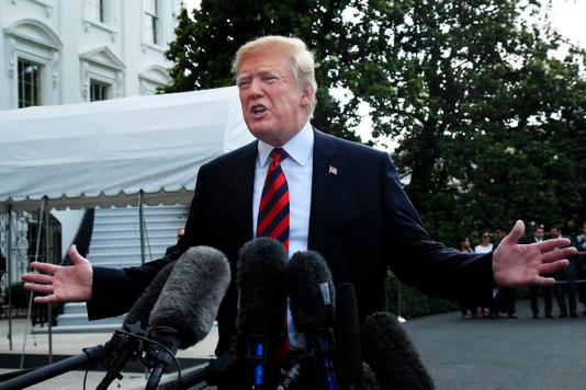 Le président états-unien, Donald Trump, parle à la presse avant de partir pour le Québec, où il est attendu au G7.