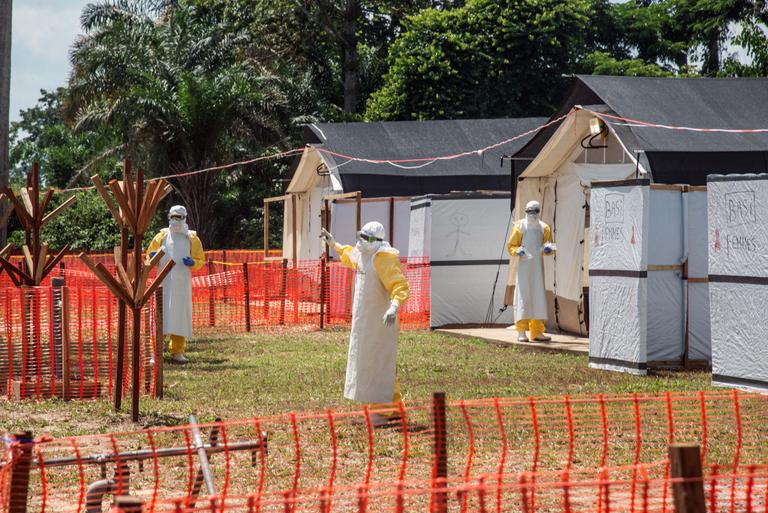 JUNIOR D. KANNAH / AFP Des agents de santé dans le centre d’Iyonda, près de Mbandaka, le 1er juin 2018.