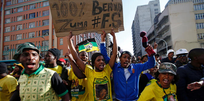 Le 8 juin 2018, des supporters de Jacob Zuma venus le soutenir devant le tribunal de Durban, où l’ancien président sud-africain a comparu pour la deuxième fois dans une affaire de corruption au côté de l’entreprise française Thales.