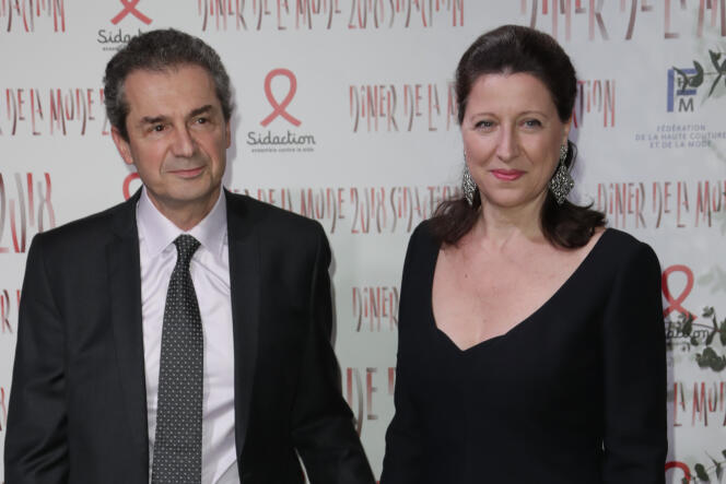 Le professeur Yves Lévy, directeur de l’Inserm, et son épouse, Agnès Buzyn, ministre de la Santé, à Paris, le 26 janvier.