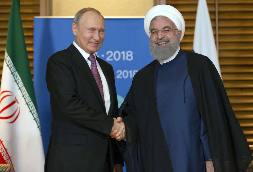Qingdao (Chine), le 9 juin. Vladimir Poutine et le président iranien, Hassan Rouhani, lors de leur discussion sur la sortie des Etats-Unis de l’accord sur le nécléaire.