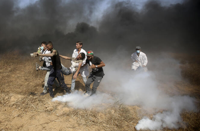 Evacuation d’un jeune manifestant palestinien blessé, à la frontière entre Gaza et Israël, le 8 juin.