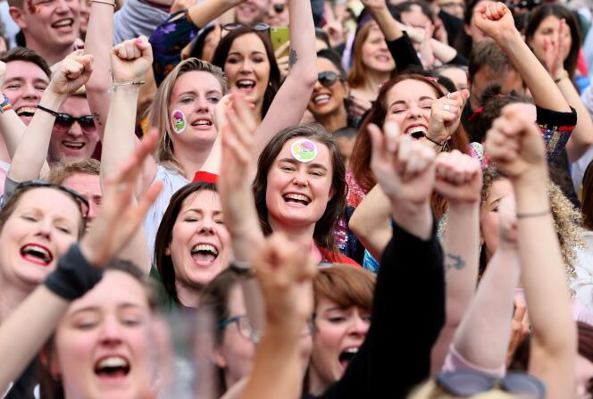 Liesse après les résultats au référendum sur le droit à l’avortement, à Dublin, le 26 mai.