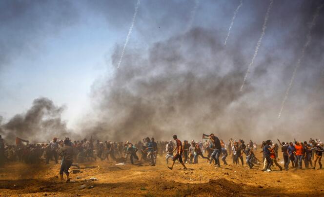 Tirs de gaz lacrymogène par l’armée israélienne contre un groupe de manifestants palestiniens lors d’affrontements proches de la frontière avec Israël, à l’est de Khan Younès, dans le sud de la bande de Gaza, le 8 juin.