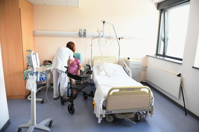 Une infirmière prodigue des soins à une patiente à l’hôpital de Lure (Haute-Saône), le 8 juin.
