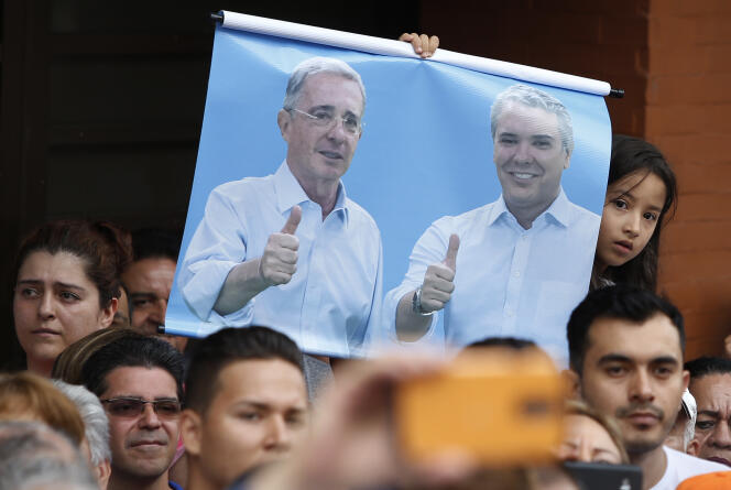 Une affiche montrant l’ex-président colombien Alvaro Uribe et le président élu Ivan Duque, le 10 juin à Armenia.