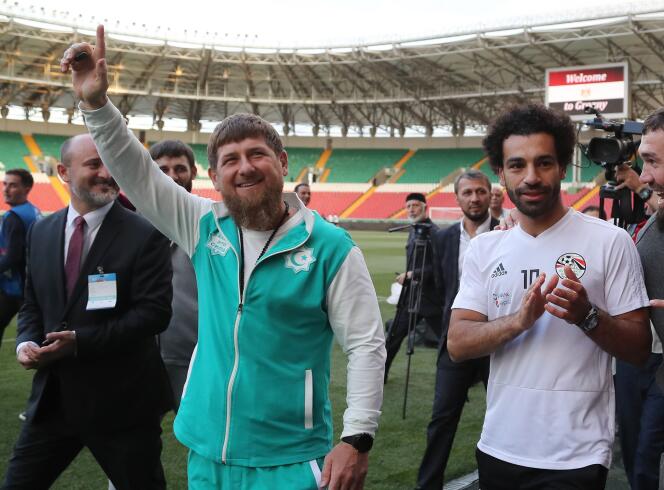 Le président tchétchène, Ramzan Kadyrov, avec la star de l’équipe égyptienne de football, Mohamed Salah, lors d’un entraînement des Pharaons, dimanche 10 juin, à Grozny.