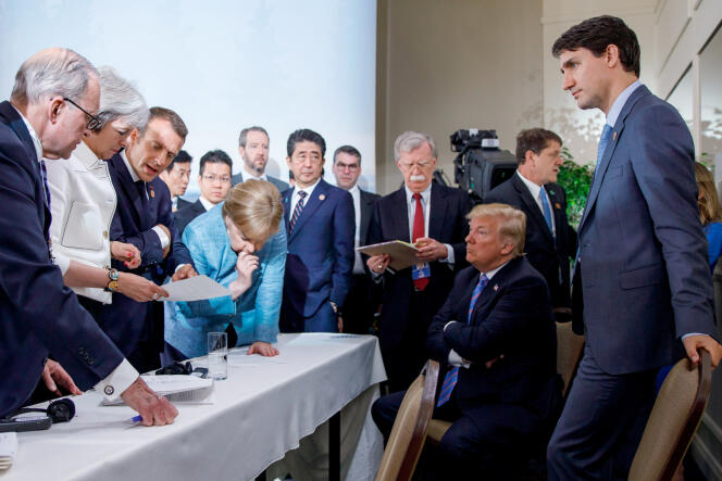 Emmanuel Macron, Angela Merkel, Shinzo Abe et Donald Trump négocient le communiqué final du sommet du G7, à La Malbaie (Québec), le 9 juin.