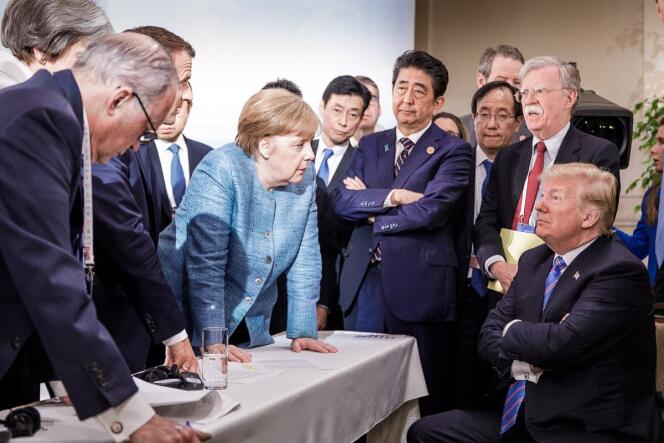 Emmanuel Macron, Angela Merkel, Shinzo Abe et Donald Trump négocient le communiqué final du sommet du G7, à La Malbaie (Québec), le 9 juin