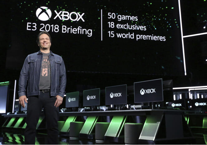Phil Spencer devant la scène où s’est tenue la conférence de presse Xbox, où 50 jeux dont 18 exclusivités ont été présentés, et une nouvelle génération de consoles évoquée.