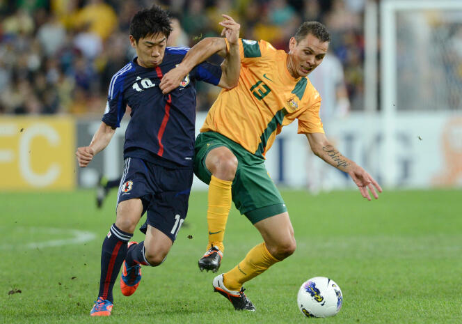 L’Australien, Jade North (en jaune) à la lutte avec le Japonais Shinji Kagawa, le 12 mars 2012 à Brisbane