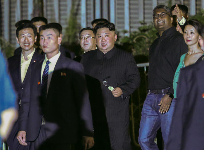 Kim Jong-un, escorté par ses officiers de sécurité, lors d’une visite à l’hôtel Marina Bay Sands à Singapour, lundi 11 juin.