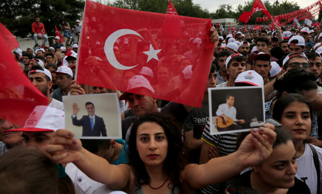 Une femme brandit des photographies de Selahattin Demirtas lors d’une manifestation en sa faveur à Diyarbakir, en Turquie, le 11 juin.