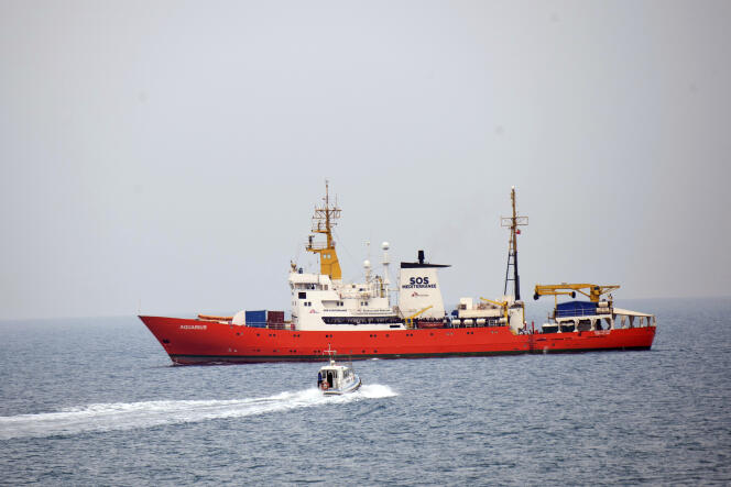 Le navire humanitaire « Aquarius », près du port de Pozzallo, dans le sud de l’Italie, le 11 juin 2018.