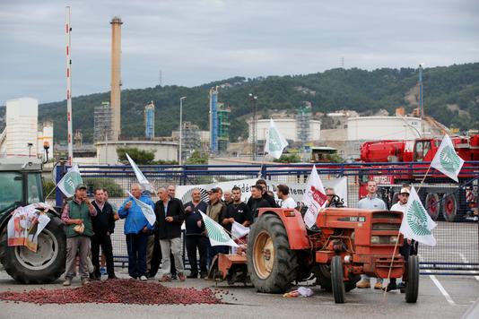 Des agriculteurs bloquent la bioraffinerie de la Mède (Bouches-du-Rhône), lundi 11 juin.
