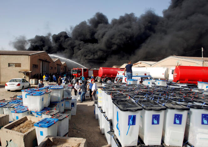 Un incendie visant un centre de dépôt de bulletins de vote, à Bagdad, dimanche 10 juin.