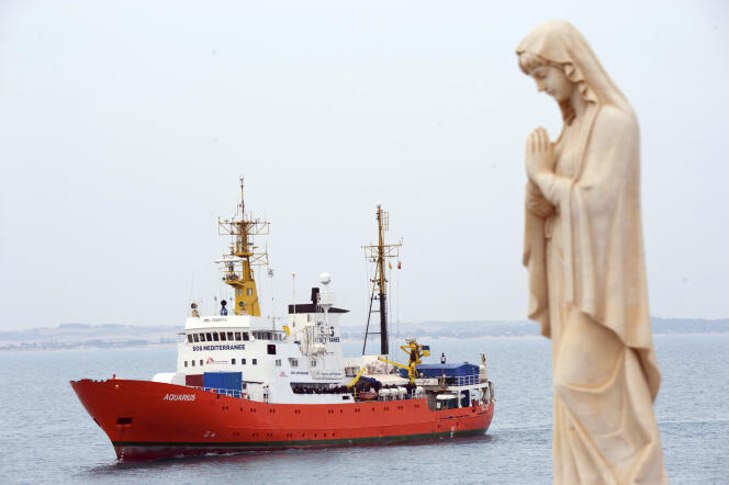 L’« Aquarius », le bateau qui recueille des migrants en Méditerranée, près du port de Pozzallo (Italie), le 1er juin 2018.