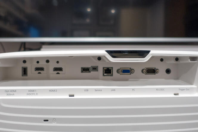 L’Epson dispose de deux prix HDMI (2.0 et 1.4), une prise VGA, une prise RS232, une prise Ethernet, et un trigger 12 V.