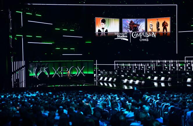 Phil Spencer sur scène lors de la conférence Xbox de l’E3 2018. Le salon du jeu vidéo de Los Angeles était alors le plus influent de ce type d’événement.