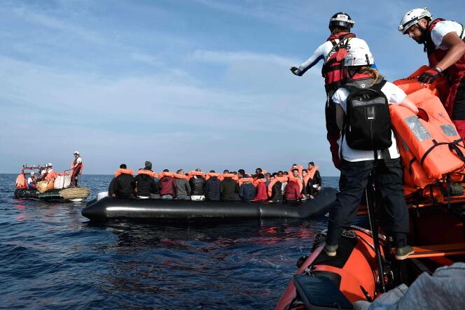 Des volontaires du navire l’« Aquarius », de l’ONG française SOS-Méditerranée, secourent des migrants, au large des côtes libyennes, le 12 mai.