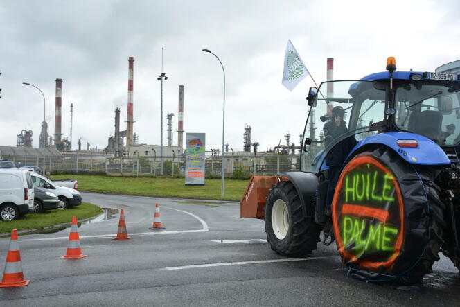 A l’appel de deux syndicats, une centaine d’agriculteurs bloque l’entrée de la raffinerie Total de Grandpuits, en Seine-et-Marne, le 11 juin 2018.