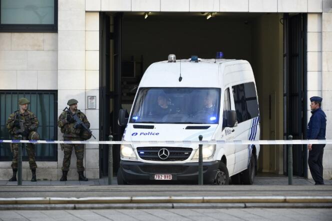 Un véhicule de police quitte le tribunal de Bruxelles le 14 avril 2016 après l’audition de plusieurs suspects clé des attentats de Paris et Bruxelles, dont Osama Krayem