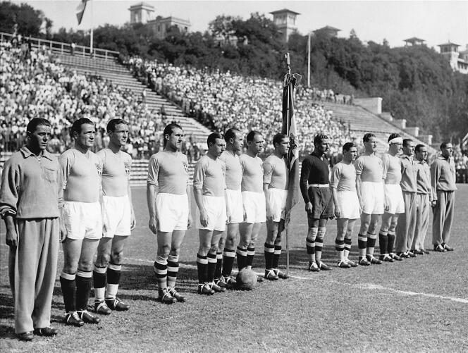 Luis Monti, deuxième en partant de la gauche, et l’équipe nationale italienne avant la finale de la Coupe du monde contre la Tchécoslovaquie en 1934.