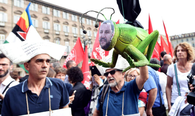 Manifestation à Turin (Italie) le 12 juin, contre la décision du ministre de l’intérieur Matteo Salvini de ne pas laisser accoster l’« Aquarius ».