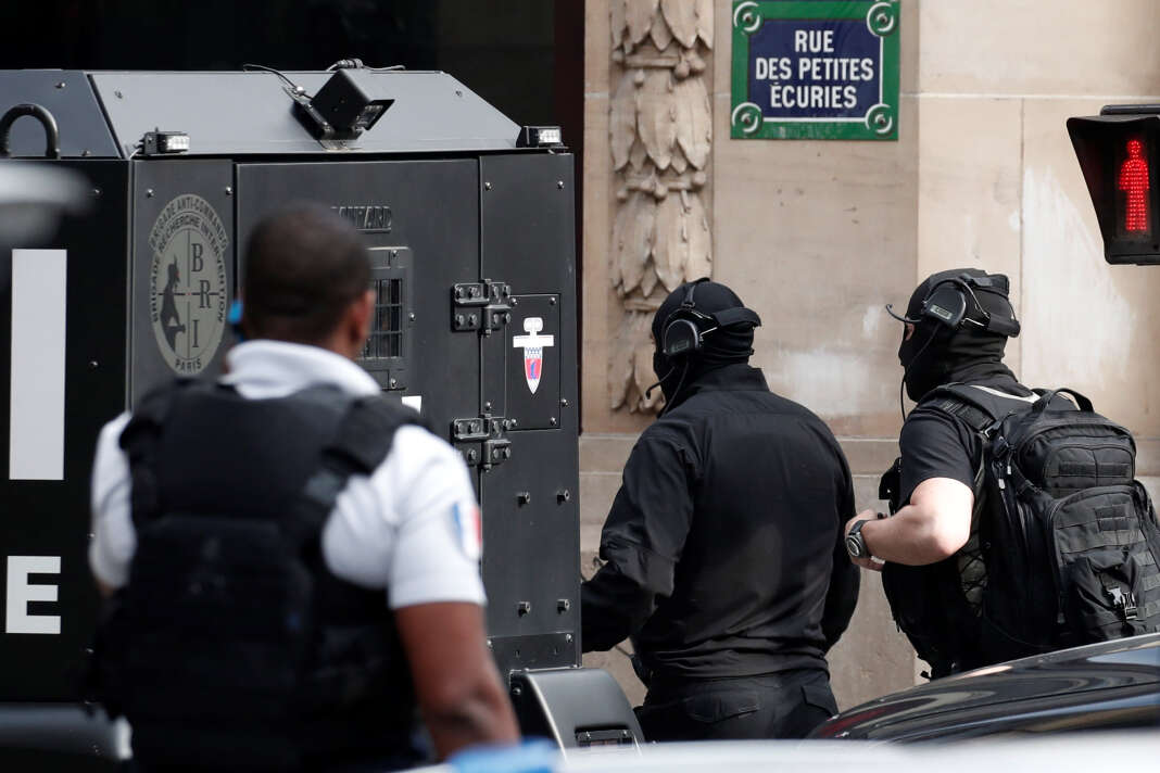 Prise d'otages en cours à Paris dans le Xe arrondissement B279760_BTE124_FRANCE-SECURITY-_0612_11