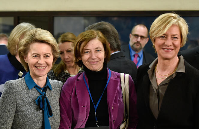 La ministre française de la défense, Florence Parly (au centre), entourée de ses homologues allemande, Ursula von der Leyen (à gauche), et italienne, Roberta Pinotti (à droite), au siège de l’OTAN, à Bruxelles, le 14 février.