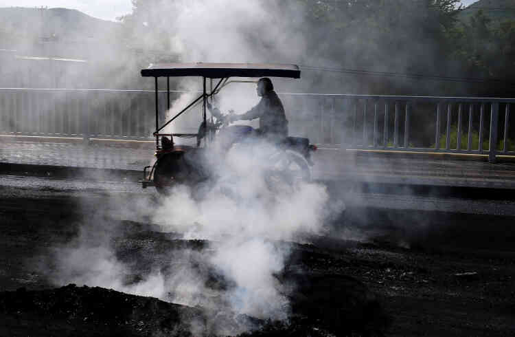 Un homme passe devant des pneus brûlés lors d’une manifestation contre le président Daniel Ortega, à Sebaco, le 11 juin.