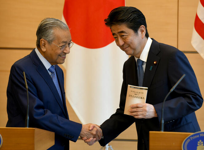 Le premier ministre malaisien Mahathir Mohamad, lors de sa rencontre avec son homologue japonais, Shinzo Abe, à Tokyo, le 12 juin 2018.