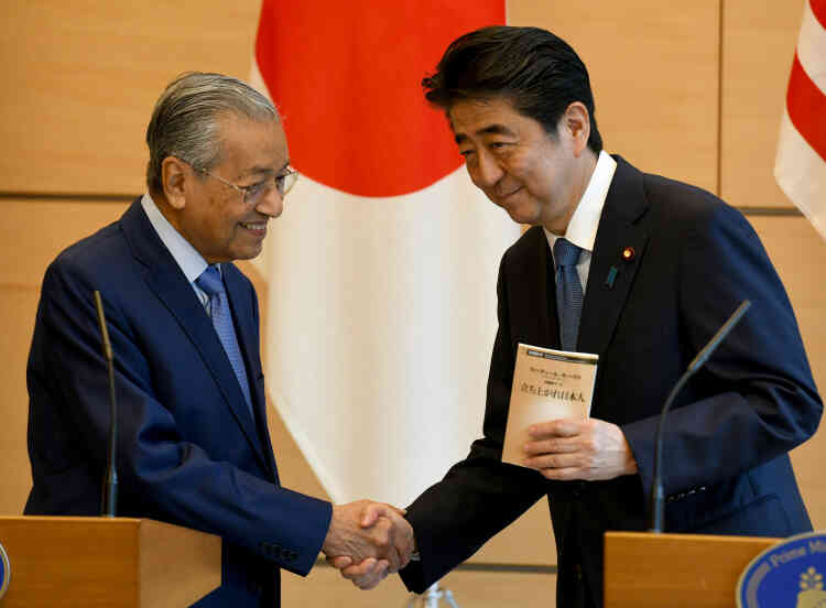 Lors de sa visite à Tokyo, le premier ministre malaisien Mahathir Mohamad (à gauche) a dit son espoir de voir la situation s’améliorer dans la région : « J’espère que les deux côtés comprendront que, dans une négociation, chaque partie doit être prête à des compromis si elles veulent arriver à une issue positive ».