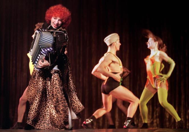 Yvette Horner, habillée par le couturier Jean Paul Gaultier, sur scène au Casino de Paris, en décembre 1990.