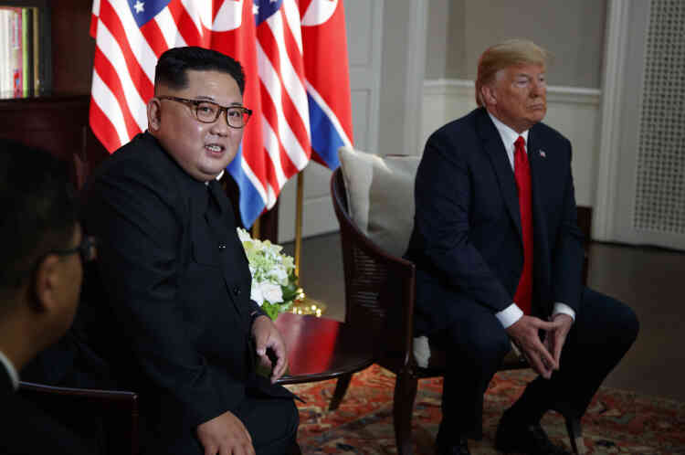 Le photographe Evan Vucci a suivi Donald Trump pour son agence depuis le début de sa campagne électorale en 2016. Au moment où la presse est priée de quitter la salle, il parvient à obtenir ce regard du leader nord-coréen.