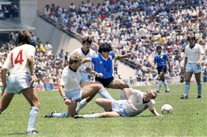 Maradona slalome entre les défenseurs anglais lors du quart de finale de la Coupe du monde 1986.