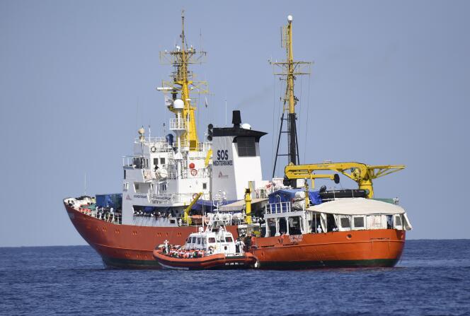 Un bateau des garde-côtes italiens s’est arrimé à l’« Aquarius » pour permettre un  transfert de réfugiés à son bord, le 12 juin 2018, en Méditerranée.